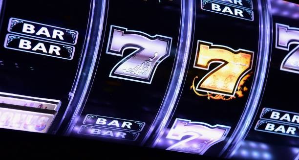 Starburst slot game on joker 123 showing five reels with jewel symbols and expanding wild feature